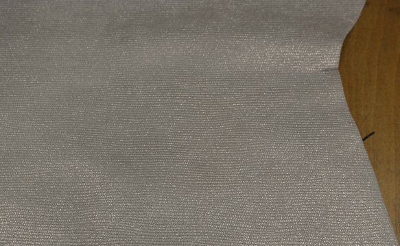 山羊革スエード　トカゲ型＋ドット箔　＃ライトグレー 4枚目の画像