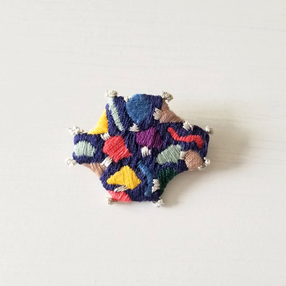 グラフィカル 刺繍ブローチ(ネイビー) 1枚目の画像