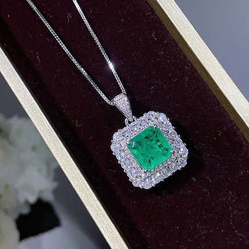 合成エメラルド ダブルヘイローネックレス スクエア プリンセス 高炭素  