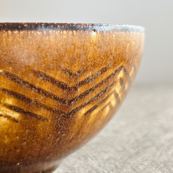 スープカップM ワイドカップ　ヘリンボーン柄　アンティークブラウン（手彫り） 3枚目の画像