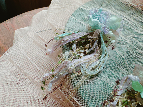 {バリミステリー} 芸術的な立体的な手縫いのナチュラルカラーの花がぶら下がっているナンシー自身の染め糸の蔓ジルコンイヤリング 5枚目の画像
