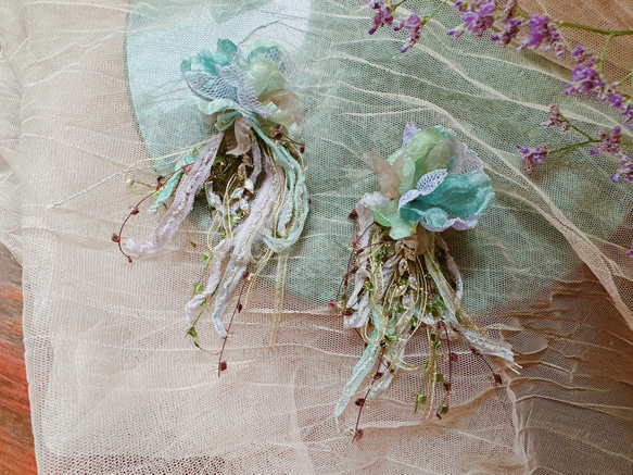 {バリミステリー} 芸術的な立体的な手縫いのナチュラルカラーの花がぶら下がっているナンシー自身の染め糸の蔓ジルコンイヤリング 1枚目の画像