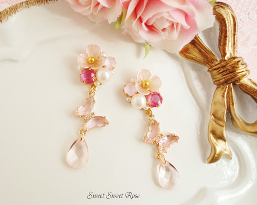 お花ビジューとガラスの蝶々 イヤリング ピアス ビジュー フラワー 蝶