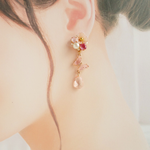 お花ビジューとガラスの蝶々 イヤリング ピアス ビジュー フラワー 蝶