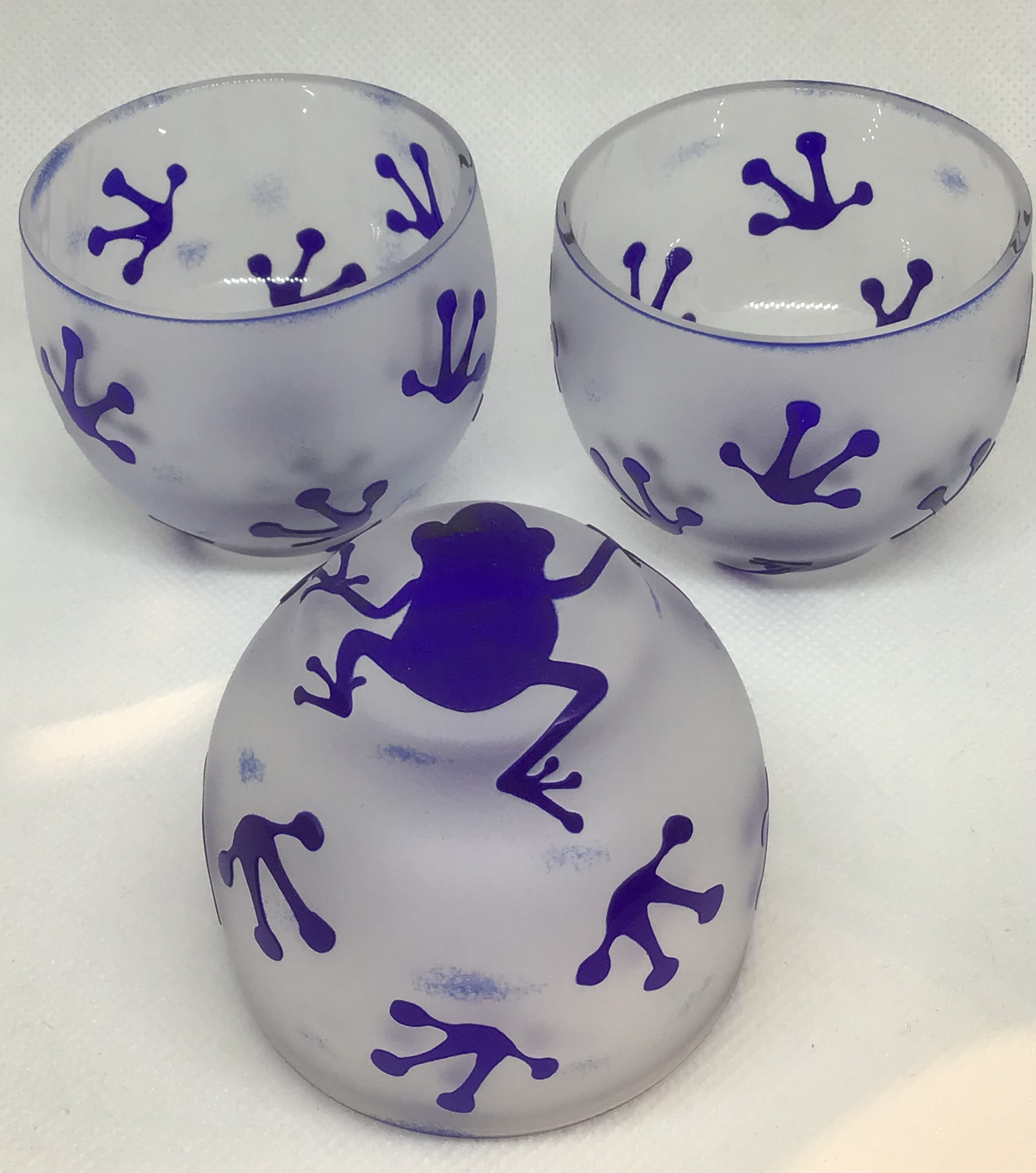 【被せ丸ぐい呑み 瑠璃】カエルと足跡のぐい呑み