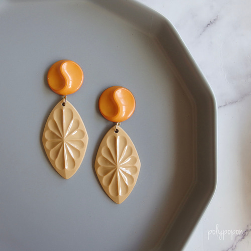 1点もの］ドイツ製ヴィンテージカボションとリーフチャームの