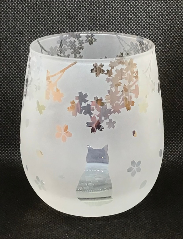 [丸ロックグラス　オーロラ色］桜が気になる仔猫 2枚目の画像