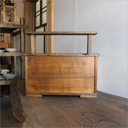 古い味のある引き出し 小物入れ 飾り台 置物台 3杯 木製 レトロ アンティーク キャビネット 小引出し 日本製 杉製 昭和初期 収納 4杯