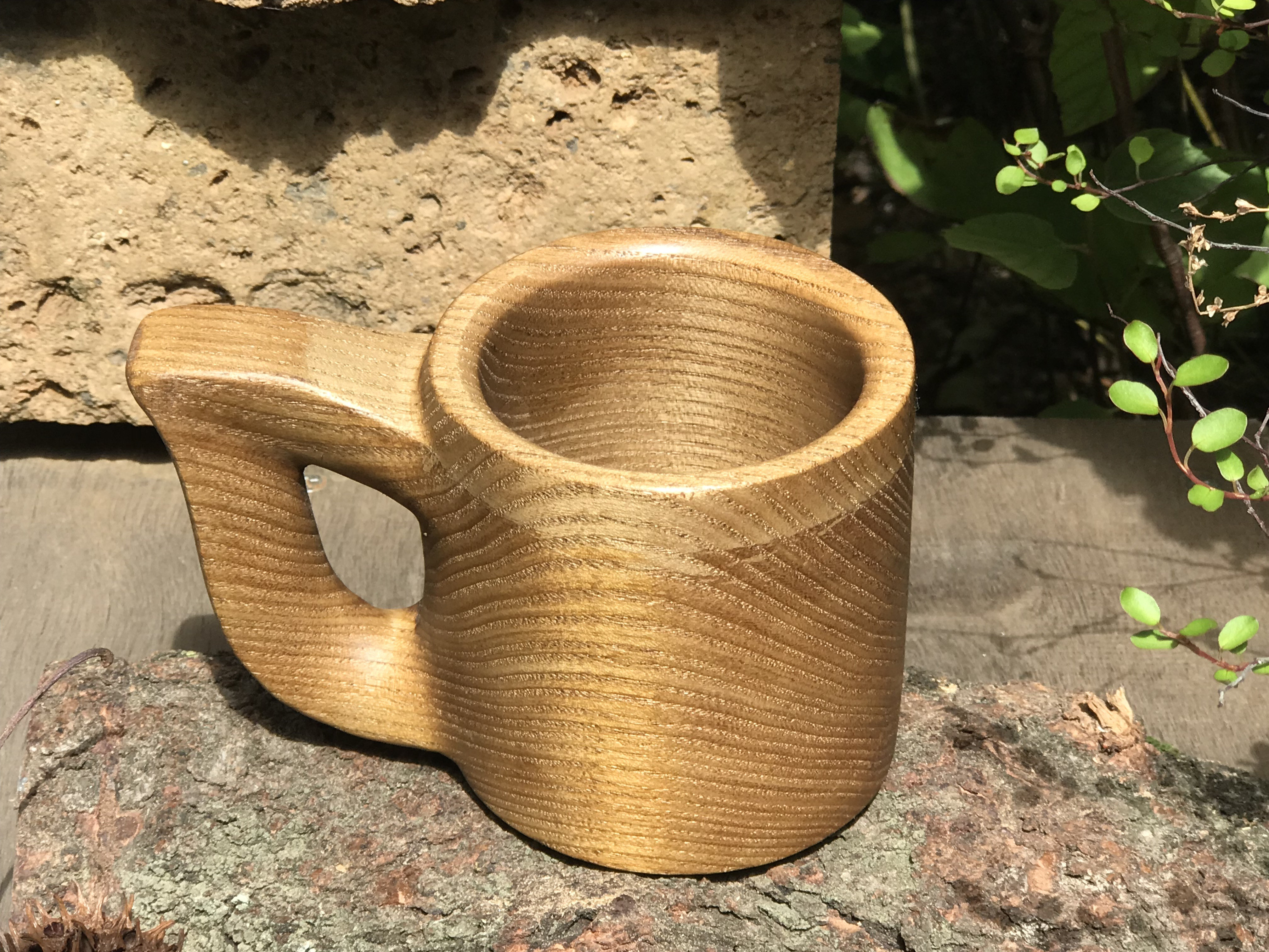 オシャレなシオジの木製カップ、ククサカップでお部屋・アウトドアで、癒しの時間に使って下さい。