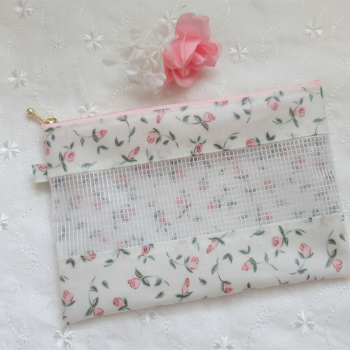 リバティ☆PVC素材使用フラットポーチ☆フローティング・フローラ