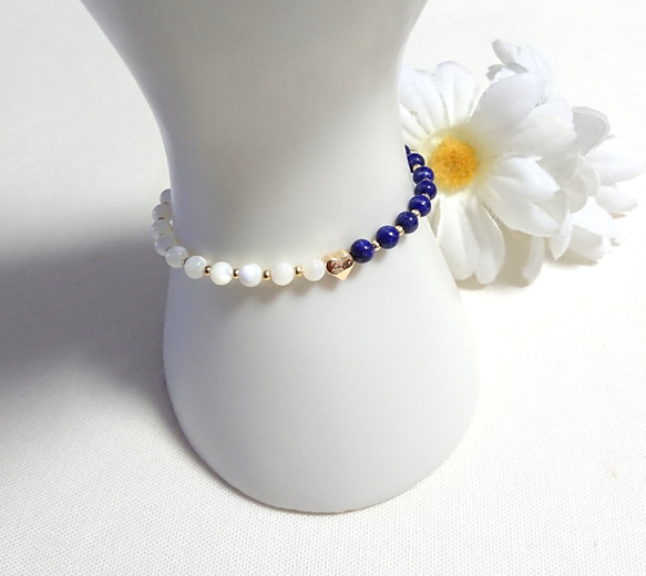 ラピスラズリとマザーオブパール　小さなハートのブレスレット 1枚目の画像