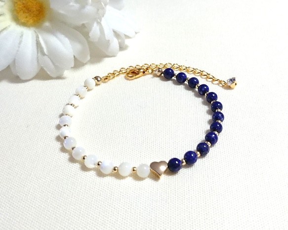 ラピスラズリとマザーオブパール　小さなハートのブレスレット 2枚目の画像