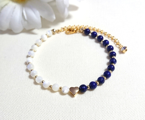ラピスラズリとマザーオブパール　小さなハートのブレスレット 3枚目の画像