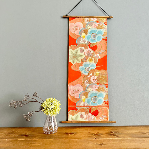 帯のタペストリー 鮮やかな朱色に花々の流水 着物リメイク インテリア