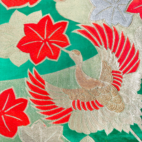 帯のタペストリー　金色と紅葉の流水に鶴と桐　着物リメイク インテリア　掛け軸 　和　正月飾り　敬老の日　七五三　ギフト 4枚目の画像