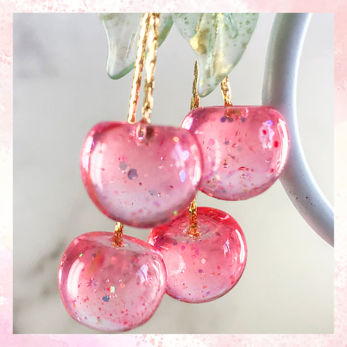 揺れる さくらんぼ イヤリング・ピアス／ピンク グラデーション／大人