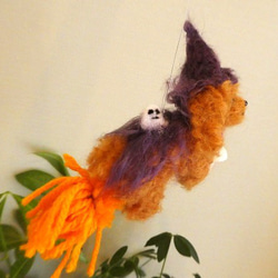 羊毛フエルト　ハロウィンの空飛ぶ魔女わんこ 2枚目の画像