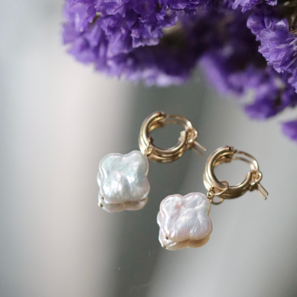 フラワーパールのフープピアス 淡水真珠 バロック 14kgf ユニーク　可愛い ギフト