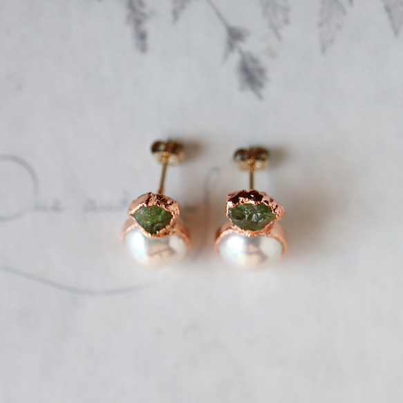 綠色石榴石和珍珠原石耳環 第7張的照片