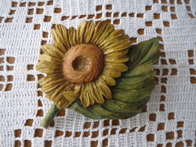 木彫りのブローチ★ヒマワリ葉付き2種★材質榀の木・サイズ約70x95㎜