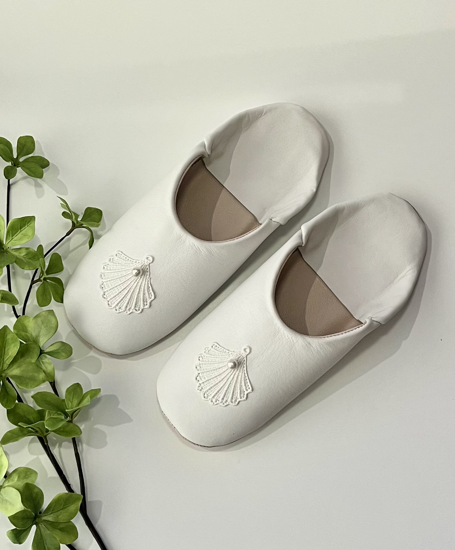 おとな可愛いバブーシュ　本革使用　レザースリッパ　ホワイト　シェル　レース刺繍　No.01
