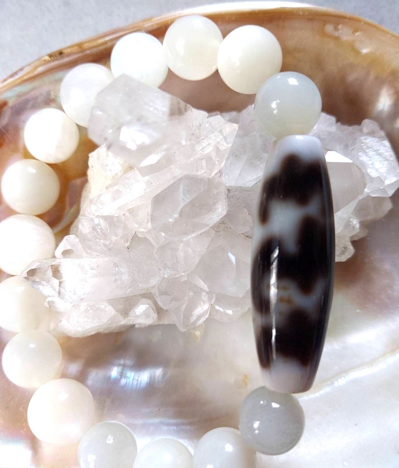 真っ白ぷっくりな愛嬌満点天珠さん‼️五福臨門天珠さんのブレスレット