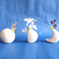 【小さい 花瓶 月３点セット　満月・半月・三日月】白 陶器 ミニチュア 一輪挿し 手作り 贈り物 星 月 1枚目の画像