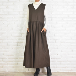 再販　コットン素材のVネックワンピース　ブラウン　ジャンパースカート 2枚目の画像