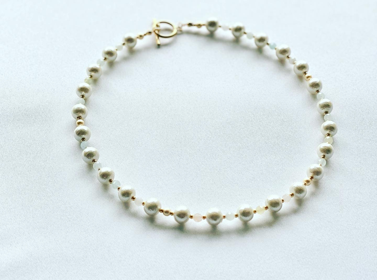 パステルカラーの天然石とコットンパールのショートネックレス