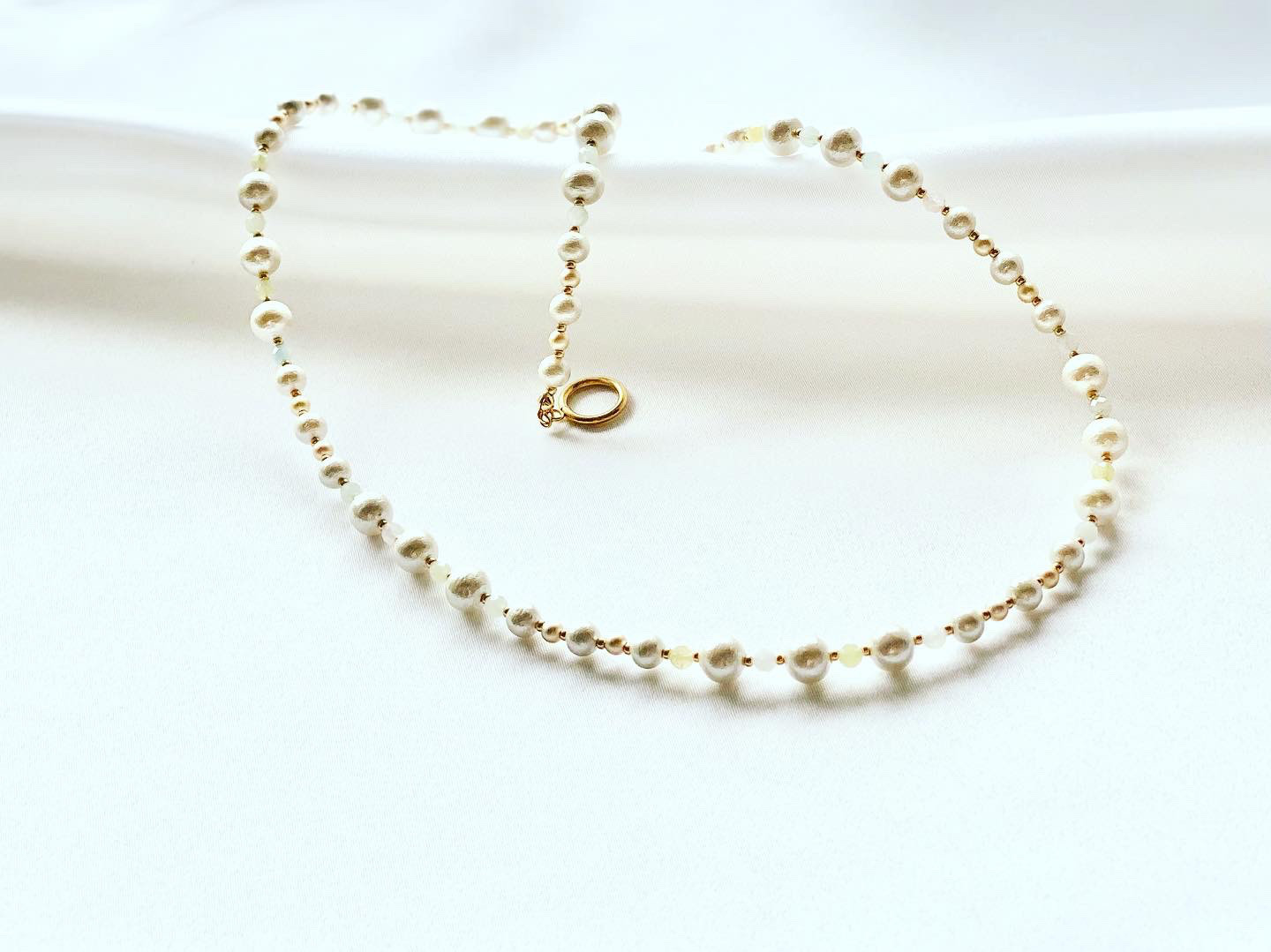 パステルカラーの天然石とコットンパールのロングネックレス