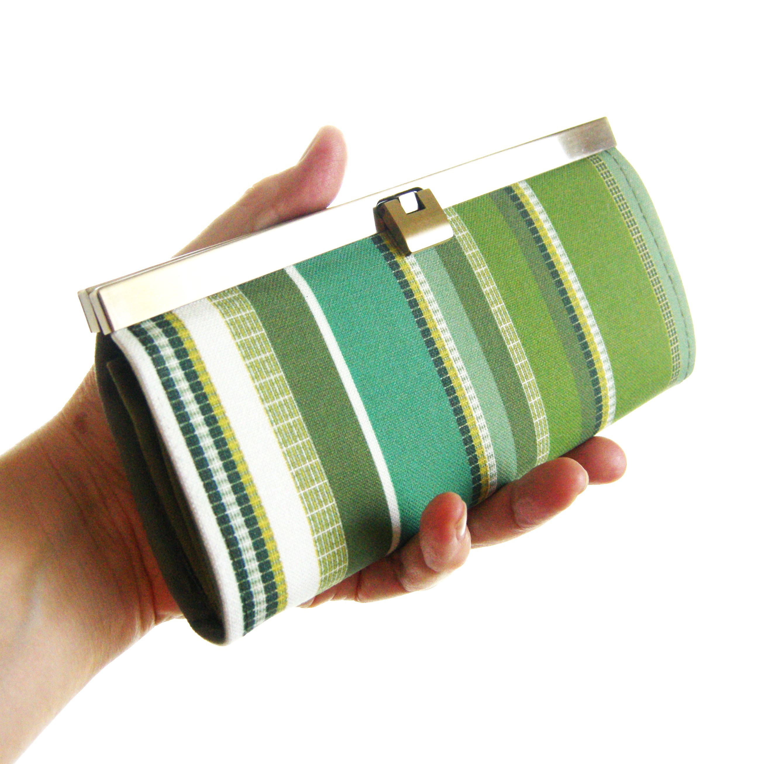 スリム＆スタイリッシュ　ストライプの薄型長財布 4,320円