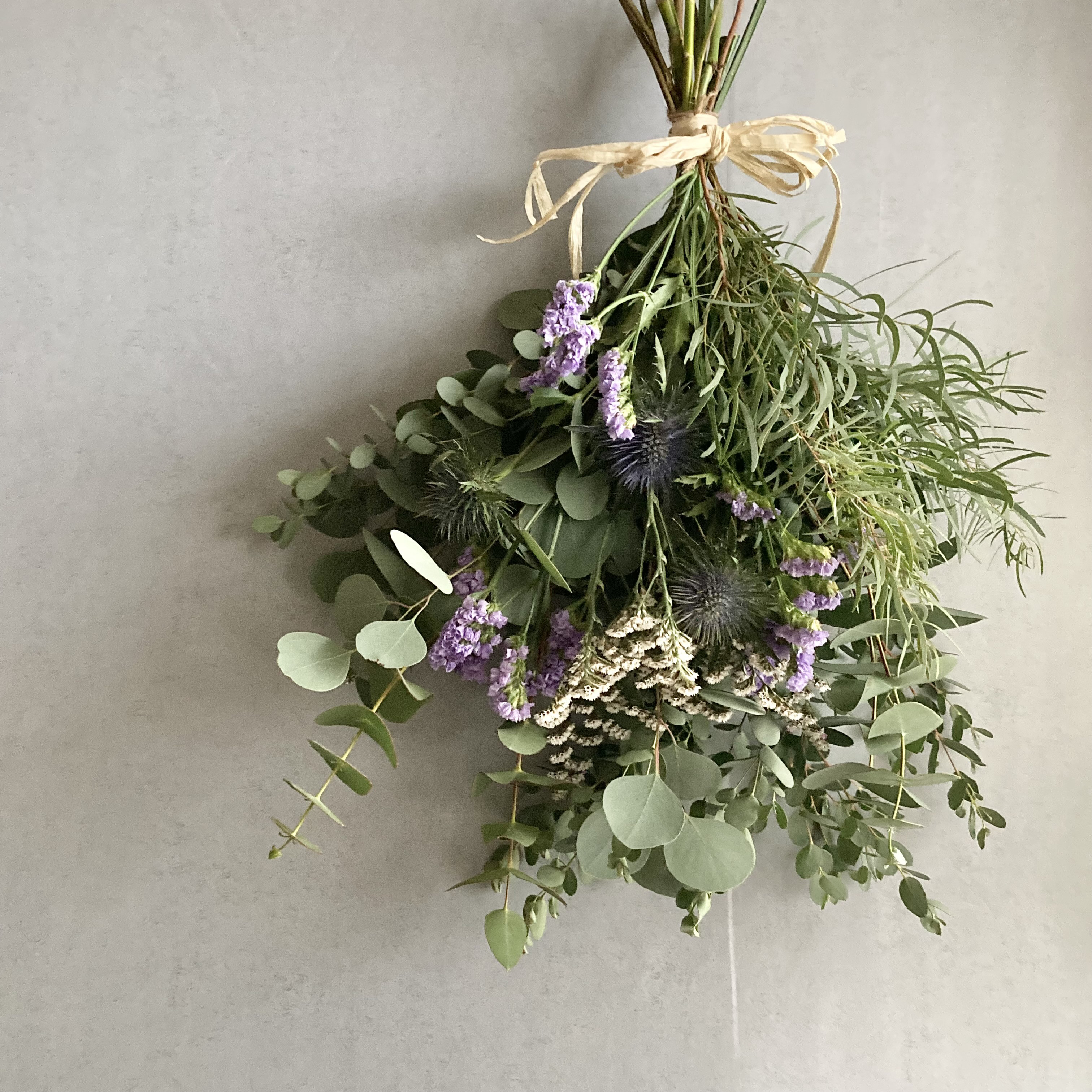 ユーカリと季節のお花のスワッグ＊ドライフラワーになるスワッグ