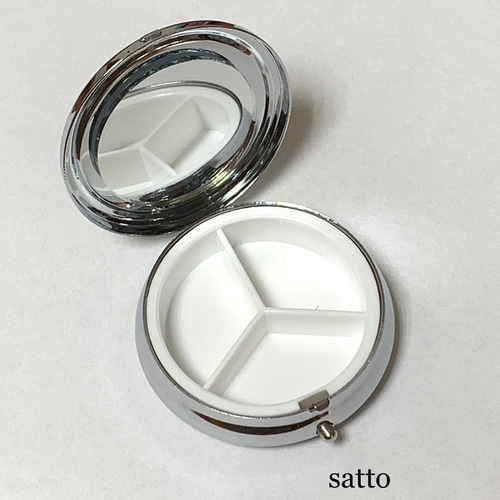 シマエナガと花のピルケース(円形) その他ケース satto 通販