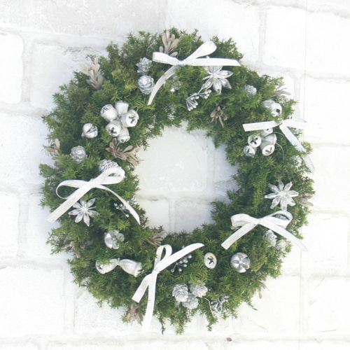 シルバーの実と針葉樹のクラシックなクリスマスリース 大人なシルバー
