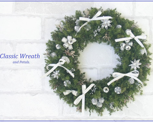 シルバーの実と針葉樹のクラシックなクリスマスリース 大人なシルバー