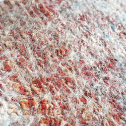 布フェルトポーチ　赤　～雪どけの花（赤グラデーション・インド綿・ブロックプリント・羊毛フェルト） 5枚目の画像