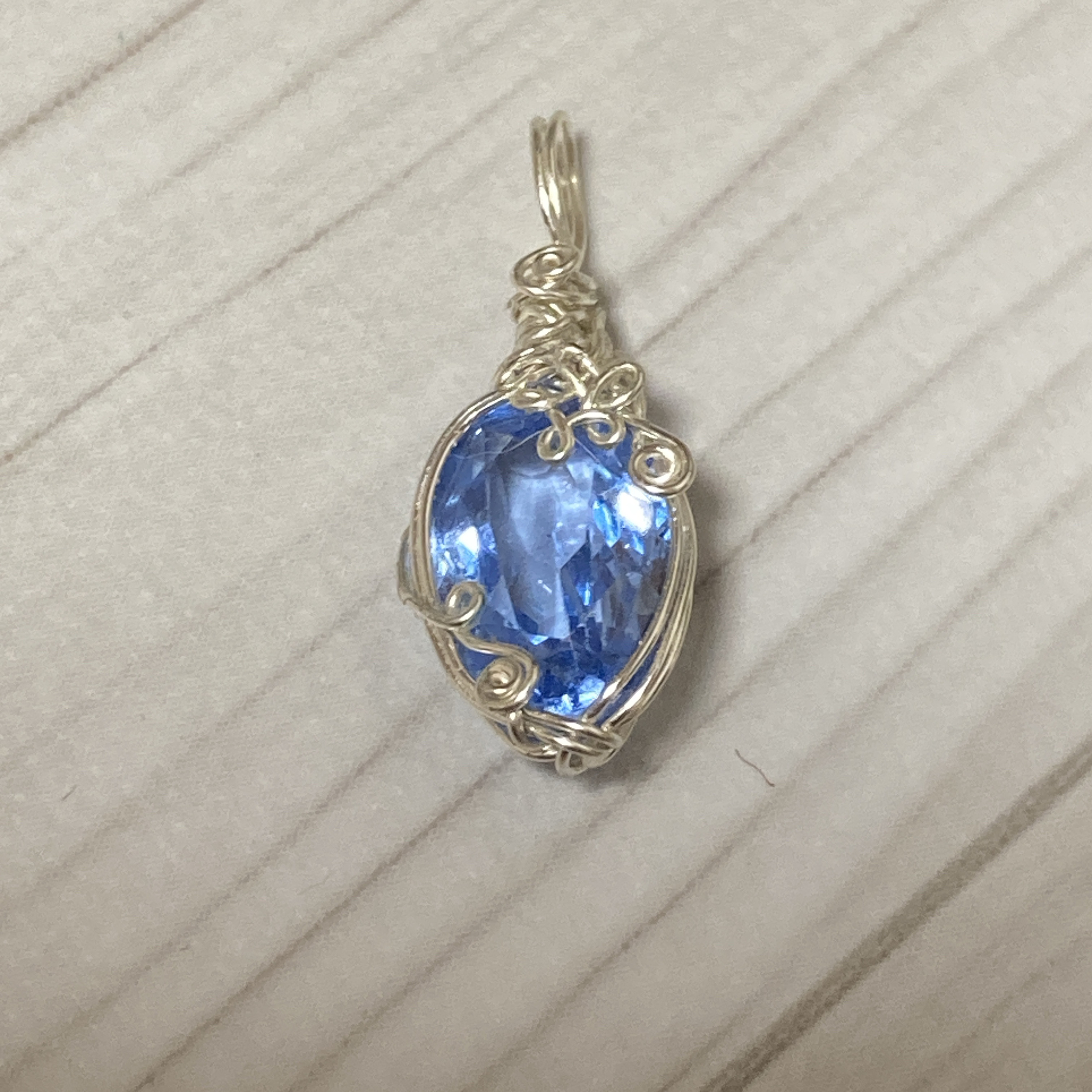 鑑別付き　合成ブルースピネルのワイヤーラッピングペンダントトップ