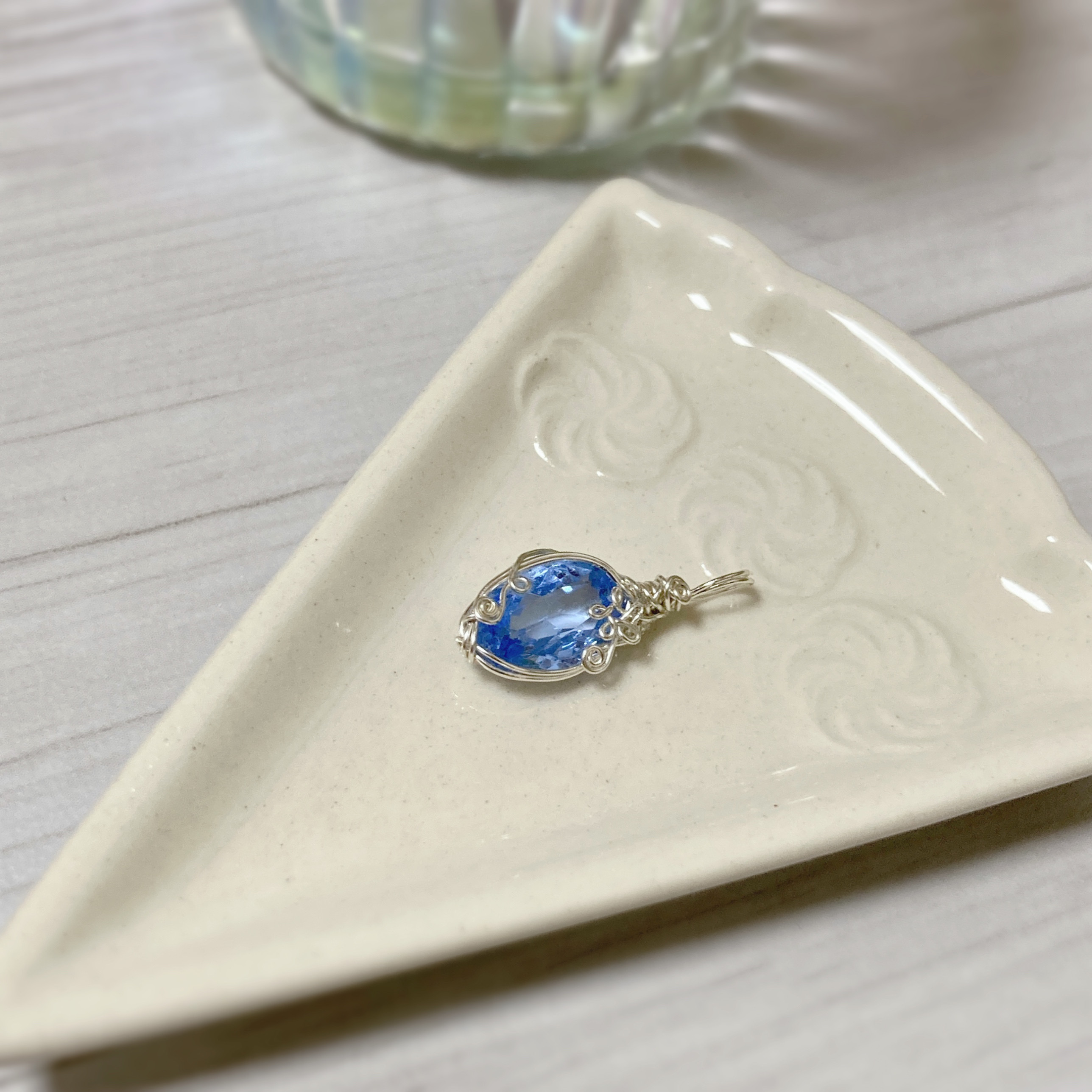 鑑別付き　合成ブルースピネルのワイヤーラッピングペンダントトップ