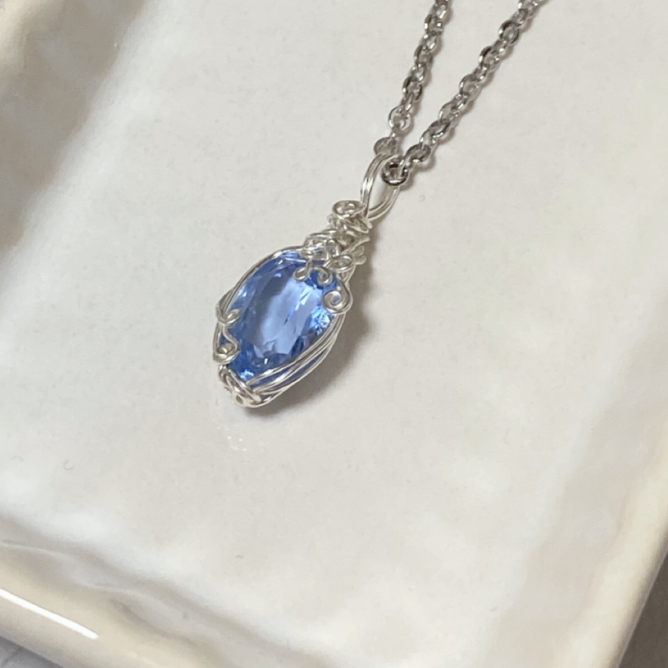 鑑別付き　合成ブルースピネルのワイヤーラッピングペンダントトップ