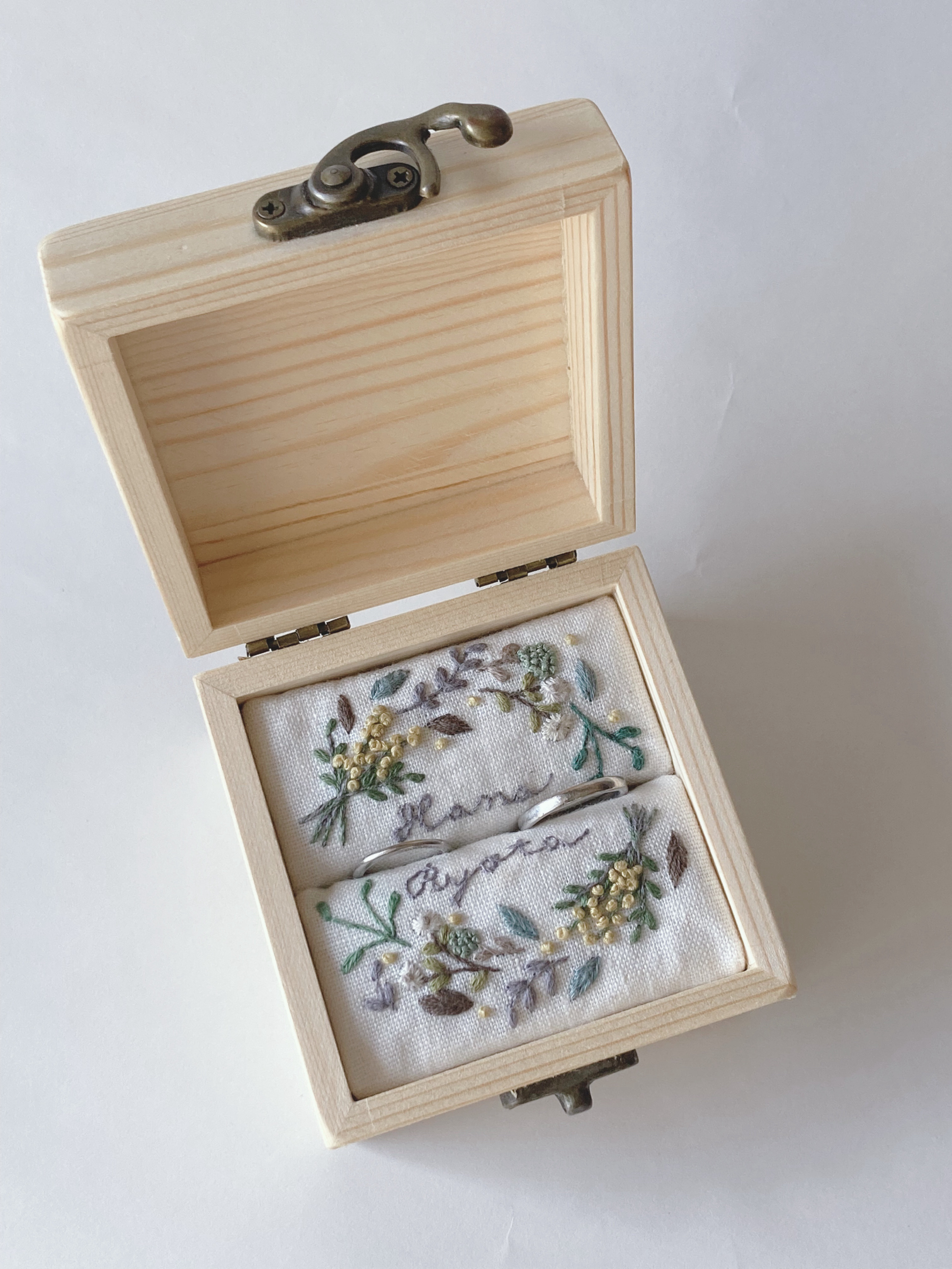 手刺繍入あずき/小豆のアイピロー【ミモザリースと蝶々】 嫁ぎ