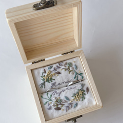 刺繍のリングピロー　木箱　＊acacia wreath②＊ミモザのリースver.2 名前刺繍追加できます。 1枚目の画像