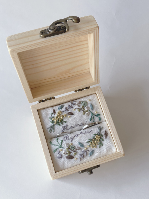 刺繍のリングピロー　木箱　＊acacia wreath②＊ミモザのリースver.2 名前刺繍追加できます。 1枚目の画像