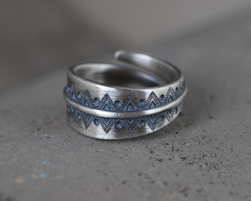 彫金作品　ガーネットとSILVERのシンプルリング シルバークォーツ／ガーネットリング｜リング｜アガット 公式