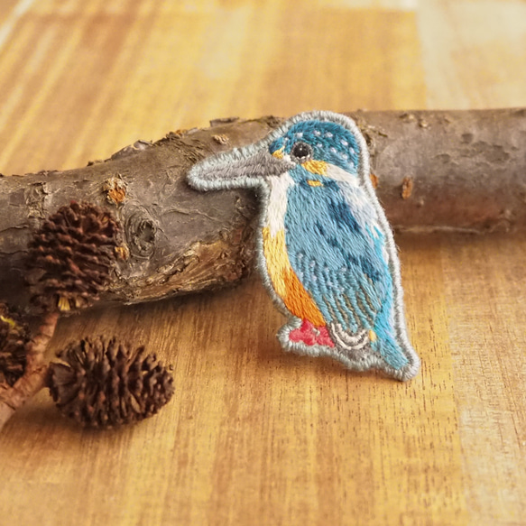 飛ぶ宝石 カワセミ ブローチ 紡ぐ鳥 通販 16491910｜Creema(クリーマ)