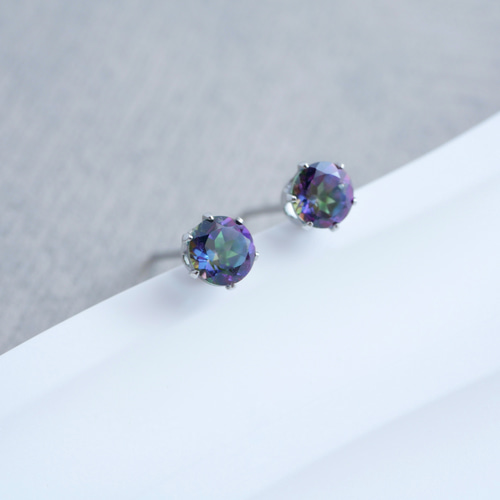 角度で色が変わる】ミスティックトパーズの一粒ピアス 4mm 11月