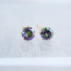 角度で色が変わる】ミスティックトパーズの一粒ピアス 4mm 11月