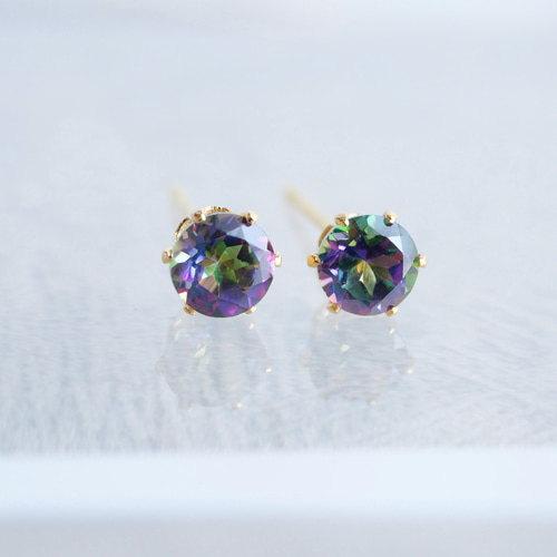 角度で色が変わる】ミスティックトパーズの一粒ピアス 4mm 11月