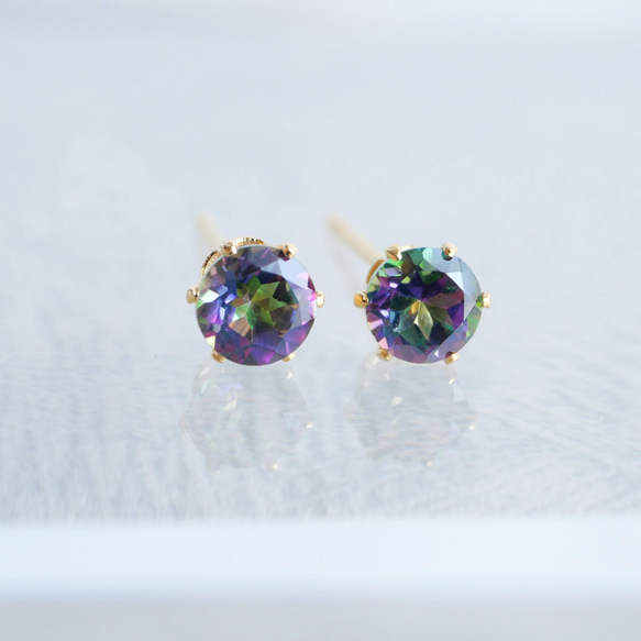 角度で色が変わる】ミスティックトパーズの一粒ピアス 4mm 11月