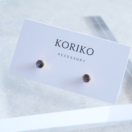 角度で色が変わる】ミスティックトパーズの一粒ピアス 4mm 11月