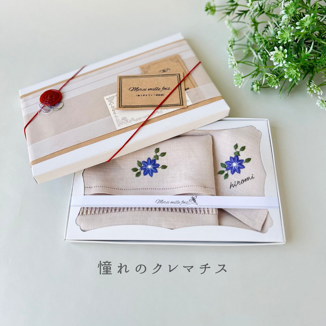 選べるお花のギフトセット｜手刺繍のハンカチとポケティッシュケース（選べる布色・サイズ・名入れ対応）